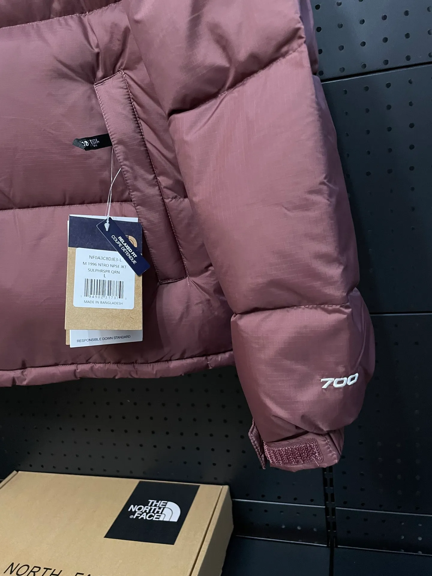 Red 【The North Face 1996Nuptse 1996/Classic / / 】 ： The North Face" 、 。 The North Face" 。 The North Face。 。 , 。 The North Face" , Yosemite Half Dome, 。 + ： ✅ ：RDS Quality 700 / 280g ✅ ： ✅ ：YKK ISO 9000Quality ZP ✅ ：340TPremium ✅ ： ， ， Lightweight 。 ： ： DWR (DWR ） ～ ： 700 （RDS ) 1990 ， ， ， ， Lightweight 。